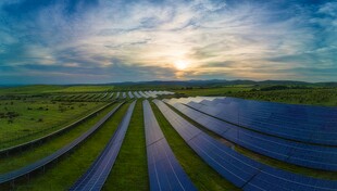 太阳能发电站硅板发电清洁能源