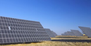 太阳能发电站硅板发电清洁能源