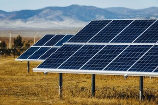 太阳能发电站硅板发电清洁能源