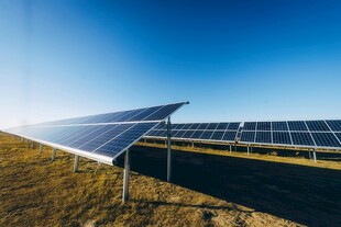 太阳能发电站硅板发电清洁能源