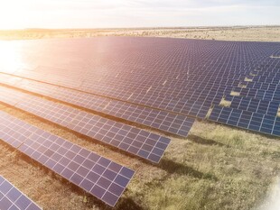 太阳能发电站硅板发电清洁能源