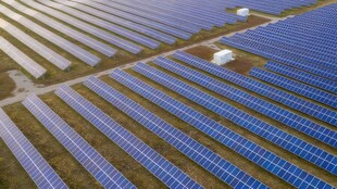 太阳能发电站硅板发电清洁能源