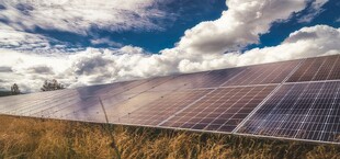 太阳能发电站硅板发电清洁能源