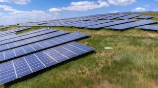 太阳能发电站硅板发电清洁能源