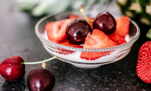 草莓樱桃水果酸奶