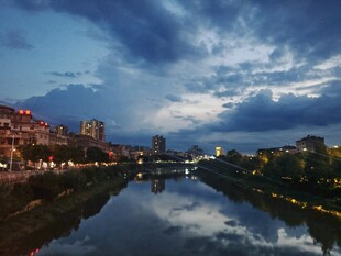 河边晚景