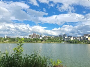 碧水蓝天