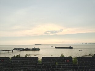 湖边晚景