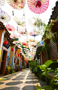 深圳客家小镇油纸伞下的古镇巷弄