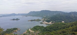 森林远足径远眺湖水和远山