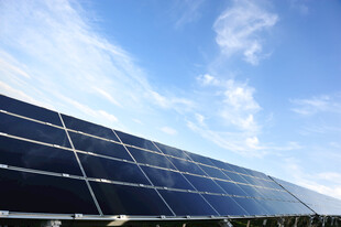 太阳能板 蓝天