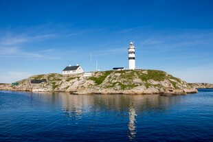 海岛白色灯塔