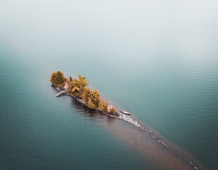 湖泊小孤岛