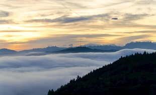 山峦云海