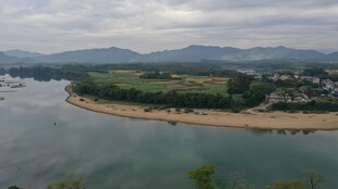 广东小镇江边航拍照片