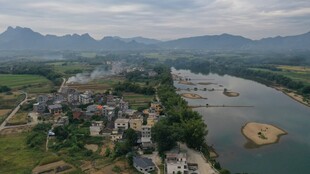 广东小镇江边航拍照片