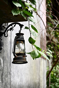 时光流逝的痕迹古墙上悬挂的油灯