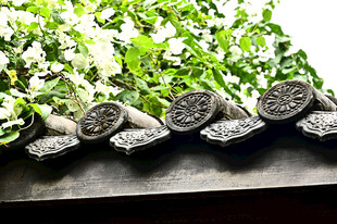 深圳甘坑古镇古房屋上的屋檐瓦当