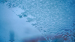 冬季窗户上的霜冻冰雪