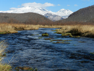 冬季雪山河流