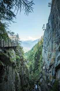 高山悬崖峭壁