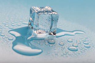 蓝色背景下有水滴的冰雪立方体