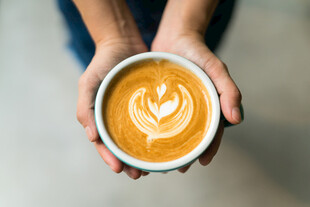 拉花咖啡平铺拍摄