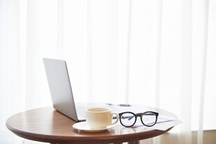 咖啡和笔记本电脑静物场景