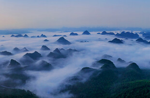 贵州喀斯特峰丛晨雾