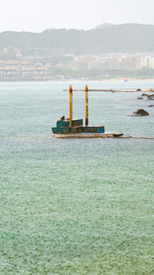 海边废弃十字架遗址