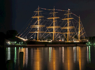 海上帆船夜景