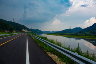 公路河流