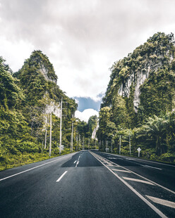 笔直柏油马路