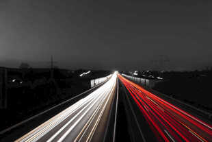 夜晚高速公路