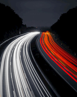 夜晚高速公路