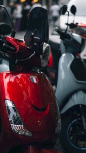 红色摩托车
