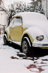 积雪覆盖的小轿车