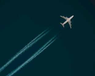 客机划过天空
