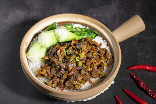鸡杂煲仔饭