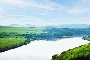 草原河流