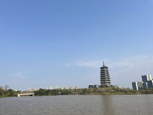湖边的铁塔