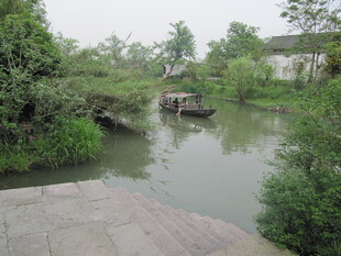 水中小船