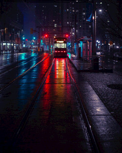 街头电车夜景