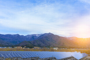 太阳能光伏板 山 蓝天
