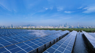 蓝色天空 城市 太阳能光伏板