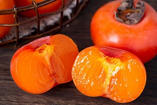 新鲜切开的诱人柿子