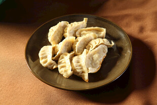 盘中美味饺子