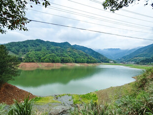 青山环绕湖泊