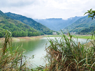 山间湖畔美景