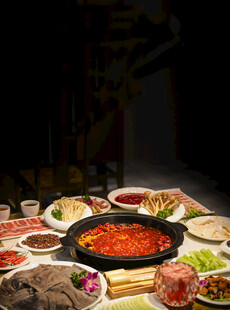丰盛火锅食材摆满一桌